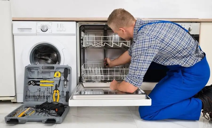 Serdivan Vestfrost servisi teknisyen ekibi beyaz eşya tamiri yaparken